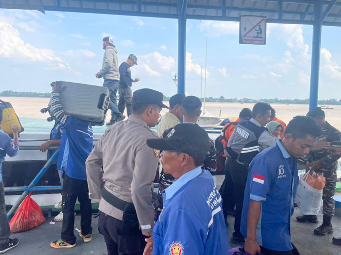 Penumpang terlihat bersiap berangkat dari Pelabuhan Tembilahan menuju Kepulauan Riau menggunakan speedboat, Rabu (25/3/2026).