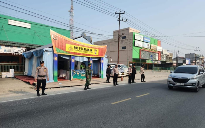 Petugas gabungan berjaga di di depan Pos Pelayanan di Jalan Lintas Timur dalam wilayah Kabupaten Inhu, Rabu (25/3/2026).