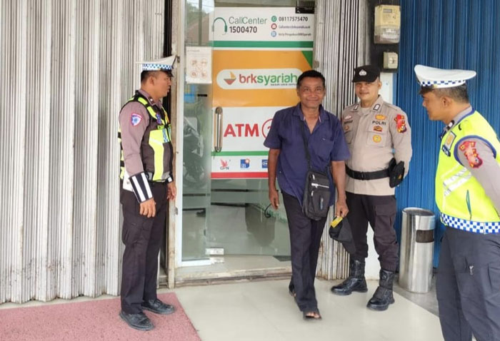 Personel Pos Pam Idulfitri 1447 H Tribarata Tandun melakukan kegiatan patroli yang menjadi pusat aktifitas masyarakat di salah satu ATM di Kecamatan Tandun, Rabu (25/3/2026). 