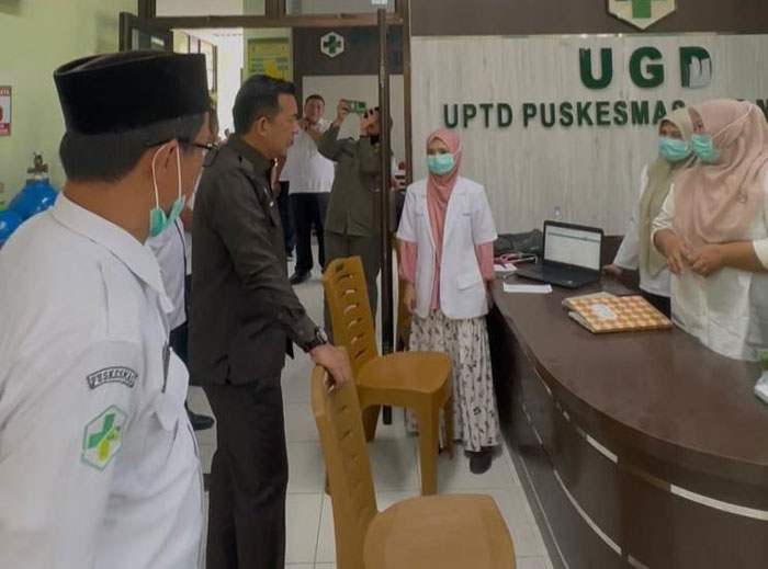 Sekda Inhu, Zulfahmi Adrian AP MSI saat melakukan peninjauan pelayanan di Puskesmas rawat inap Air Molek, Rabu (25/3/2026).