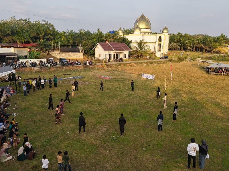 Permainan tradisional Sepak Rago Tinggi Kenegerian Kopah Kecamatan Kuantan Tengah, Senin (23/3/2026) kembali di tampilkan di Lapangan Pasar Sotu Desa Titian Modang Kopah, Kecamatan Kuantan Tengah.