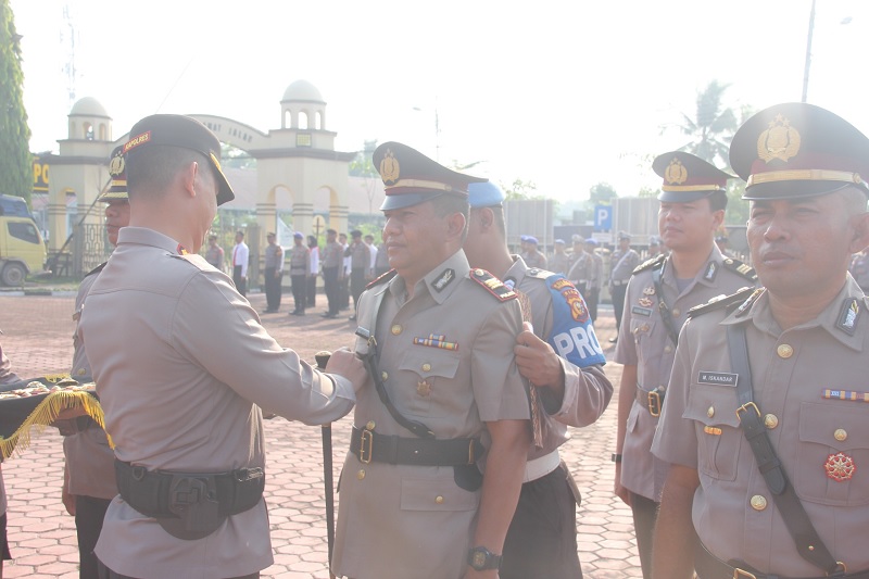 Kapolres Bengkalis AKBP Fahrian Saleh Siregar, memimpin upacara serah terima jabatan (sertijab) sejumlah Pejabat Utama (PJU) dan Kapolsek jajaran, di Mako Polres Bengkalis, Rabu (25/3/2026).