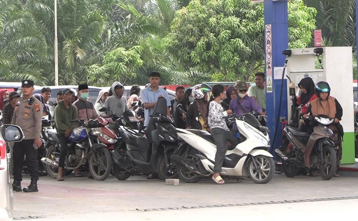 Kondisi antrean pengisian BBM di SPBU di jalan Bintang, Bagansiapiapi, Rabu (25/3/2026).