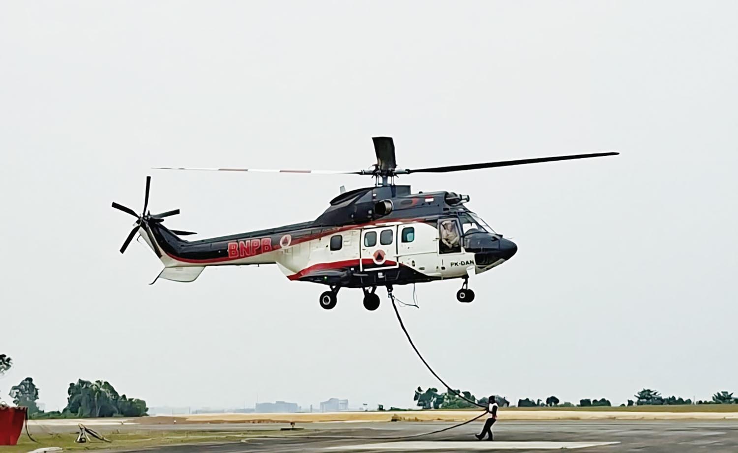 Helikopter water bombing bantuan BNPB saat tiba di Pekanbaru, Rabu (25/3/2026). Helikopter ini langsung memadamkan kebakaran di Kota Dumai.
