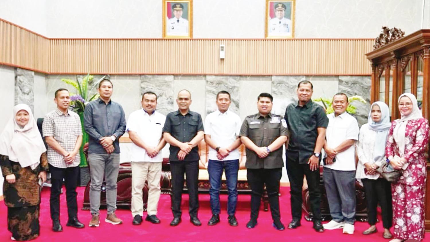 Ketua DPRD Riau Kaderismanto foto bersama pimpinan dan anggota Komisi IV DPRD Bengkalis, baru-baru ini.