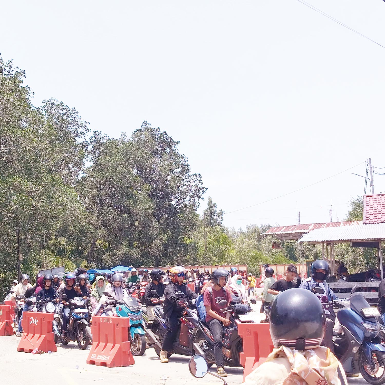 Antrean sepeda motor di penyeberangan Ro-Ro Air Putih Bengkalis mengular hingga ke gerbang dermaga, Rabu (25/3/2026).