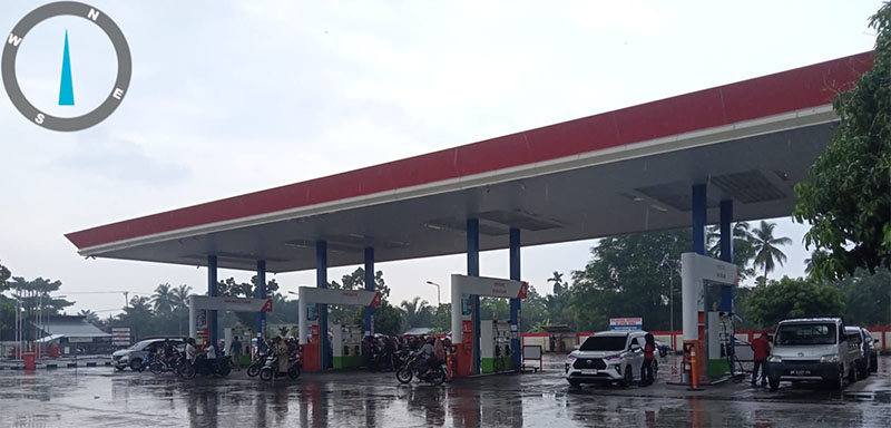 Aktivitas pengisian BBM di salah satu SPBU di Bagansiapiapi