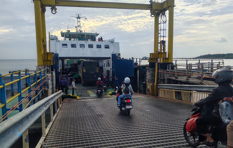 Pengendara sepeda motor masuk dengan tertib ke dalam kapal Roro di Dermaga Air Putih Bengkalis, Kamis (26/3/2026).
