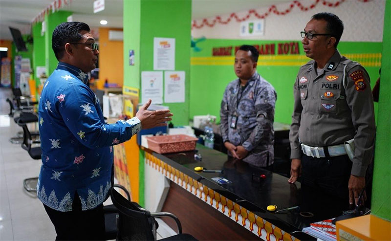 Sekdaprov Riau Syahrial Abdi saat meninjau pelayanan di Samsat Gajah Mada Pekanbaru, Kamis (26/3/2026). 