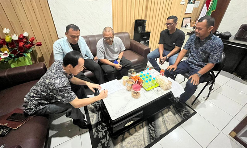 Plt Kepala DLHK Kota Pekanbaru Reza Aulia Putra bersama oknum penebangan pohon pelindung Imam Ghazali dan para saksi menandatangani perjanjian, Kamis (26/3/2026). 