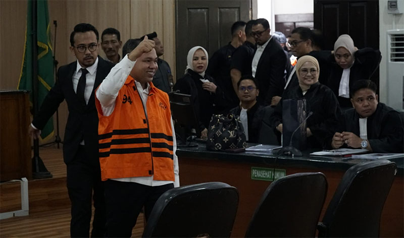Abdul Wahid tiba di ruang sidang Pengadilan Tipikor Pekanbaru, 