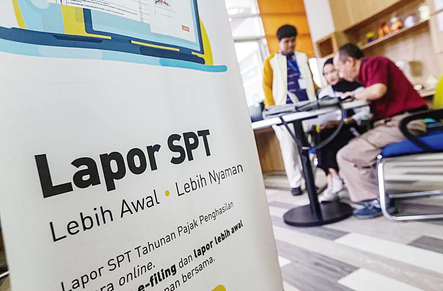 Sejumlah masyarakat saat mengisi dan melapor Surat Pemberitahuan (SPT) Pajak di Jakarta belum lama ini. Pemerintah melalui Kementerian Keuangan memperpanjang pelaporan SPT hingga akhir April 2026. 