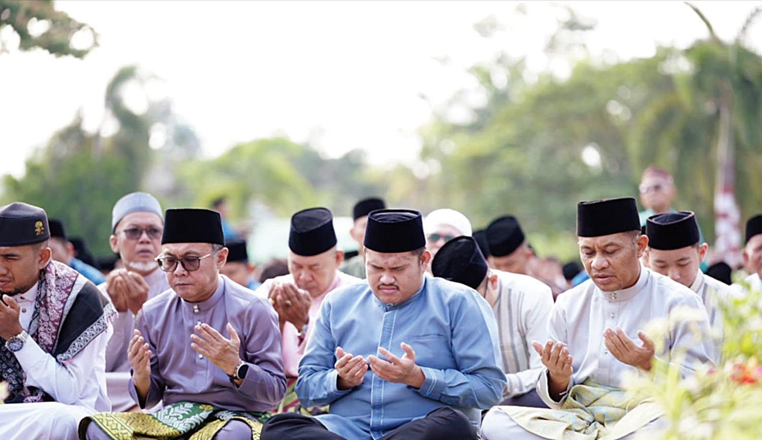 Ketua DPRD Bengkalis Septian Nugraha (dua kanan) berdoa saat melaksanakan Salat Idulfitri di lapangan Tugu Bengkalis, akhir pekan lalu.