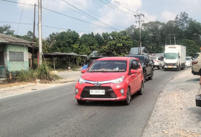 Arus balik kendaraan dari arah Sumatera Barat menuju Provinsi Riau yang melintasi jalan lintas XIII Koto Kampar, Kabupaten Kampar, terpantau ramai namun tetap lancar, Kamis (26/3/2026).