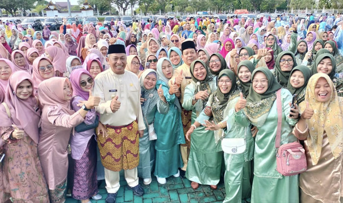 Bupati Rohul Anton bersama Wabup H Syafaruddin Poti foto bersama dengan ratusan ASN di halaman kantor Bupati Rohul, baru-baru ini. 