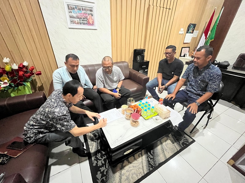 Kepala DLHK Pekanbaru, Reza Aulia Putra SIP MSi saat memanggil seorang warga yang diduga melakukan penebangan pohon di kawasan belakang Hotel Aryaduta.