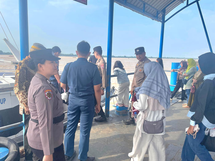 Penumpang memasuki speedboat dari Pelabuhan Pelindo Tembilahan menuju Kepulauan Riau, Kamis (26/3/2026)