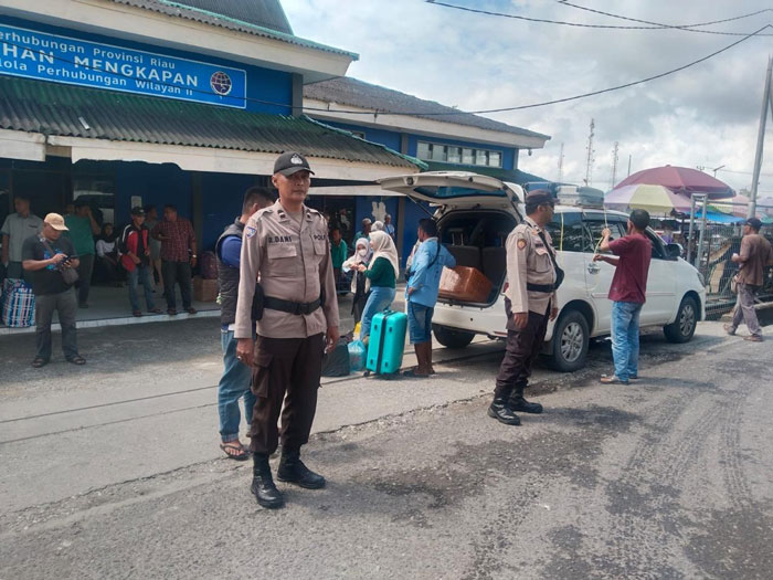 Personel Polri melakukan pengamanan di Pelabuhan Tanjung Buton, Kampung Mengkapan, Kabupaten Siak, Kamis (26/3/2026).
