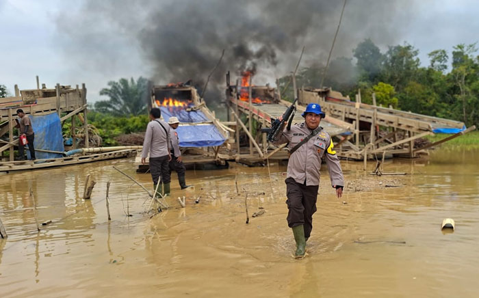Tim Polsek Peranap memusnahkan Rakit PETI dengan dibakar, Kamis (26/3/2026).