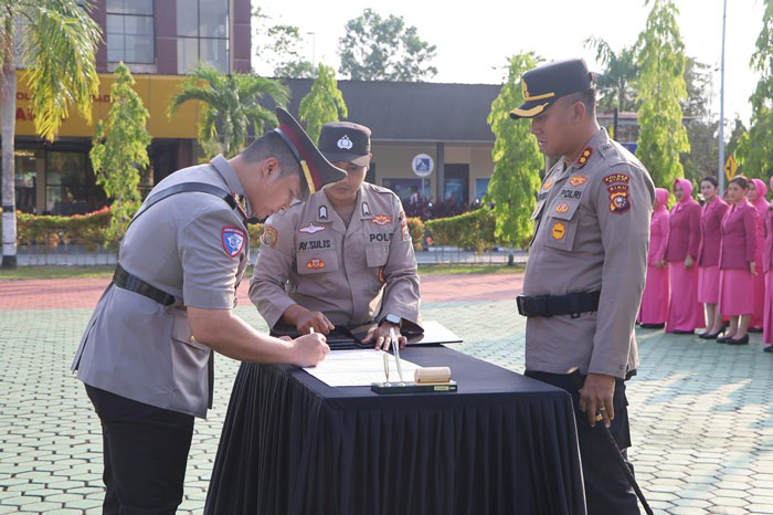 Kapolres Siak AKBP Sepuh Ade Irsyam Siregar, SH, SIK, MH, memimpin sertijab dua Kasat dan tiga Kapolsek di halaman Mapolres Siak, Kamis (26/3/2026).