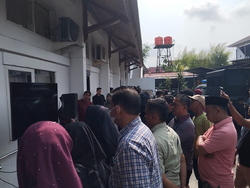 Masyarakat menyaksikan langsung di layar tv sidang perdana Abdul Wahid di PN Pekanbaru, Kamis (26/3/2026). 