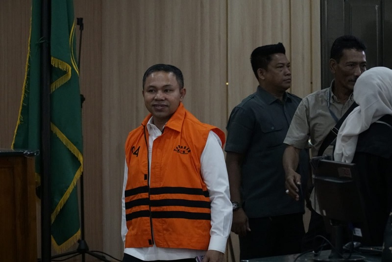 Gubernur Riau Nonaktif Abdul Wahid tiba di ruang sidang Pengadilan Tipikor Pekanbaru, 