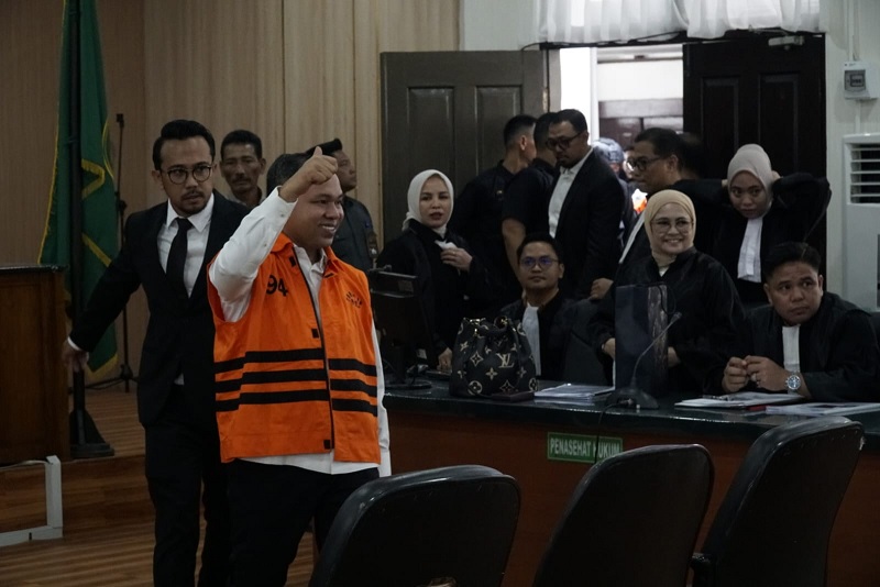 Gubernur Riau Nonaktif Abdul Wahid tiba di ruang sidang Pengadilan Tipikor Pekanbaru.