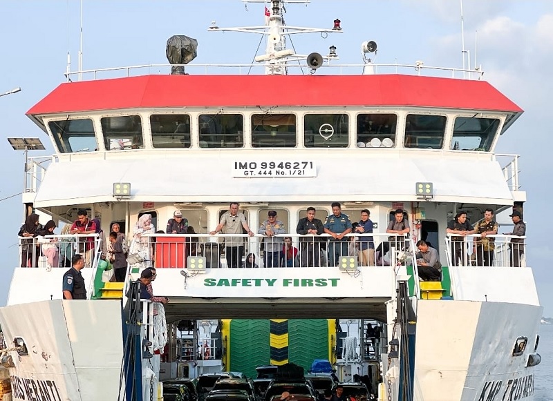Wabup Kepuluan Meranti Muzamil Baharudin bersama Kadishub Kepulauan Metanti M Fahri memantau situasi jelang keberangkatan kapal Roro di Pelabuhan Insit.