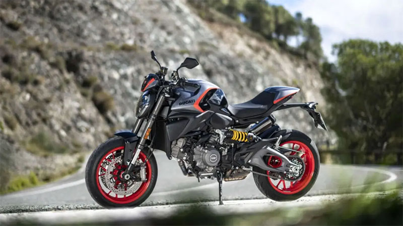 Ducati Monster Sport Livery 2026 hadir dengan desain klasik modern, mesin 111 hp, fitur canggih seperti cruise control dan riding mode, serta teknologi keselamatan lengkap.   