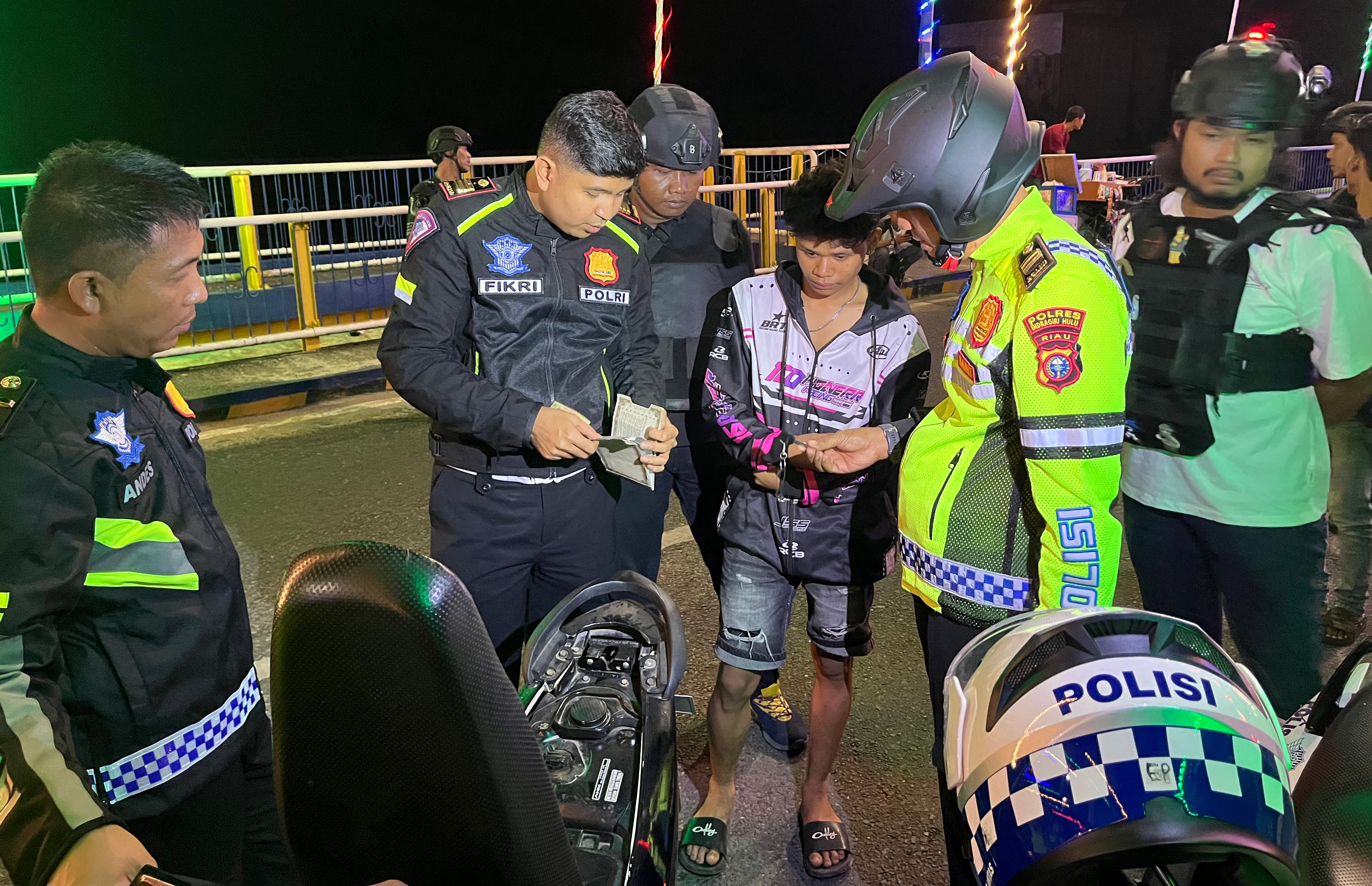 Kasat Lantas Polres Inhu, AKP Fikri Kurniawan bersama tim saat memeriksa kelengkapan surat kendaraan warga saat patroli di Jembatan Trio Amanah Rengat, Kamis (26/3/2026).