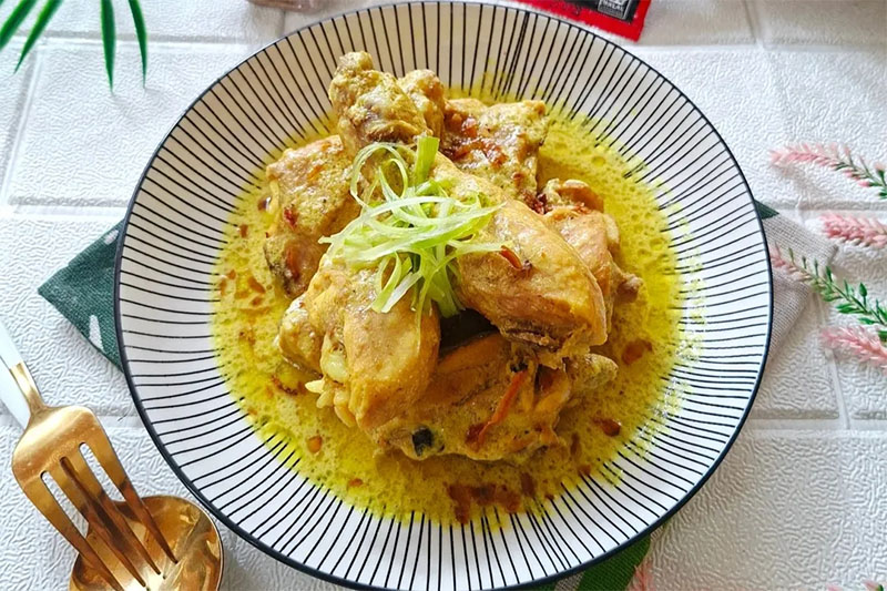 Ilustrasi makanan berlemak opor ayam susu 