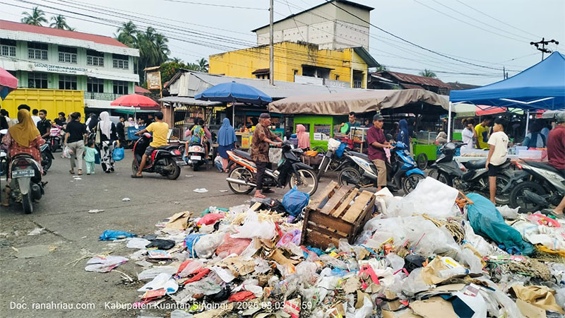 Tumpukan sampah di Pasar Lubuk Jambi Kecamatan Kuantan Mudik, Kamis (26/3/2026) 
