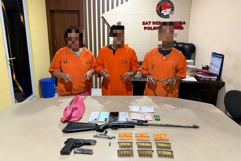 Satresnarkoba Polres Kampar menangkap tiga pelaku peredaran narkoba dan menyita 106,14 gram sabu serta dua pucuk senjata api rakitan di Desa Koto Tuo, Kecamatan XIII Koto Kampar