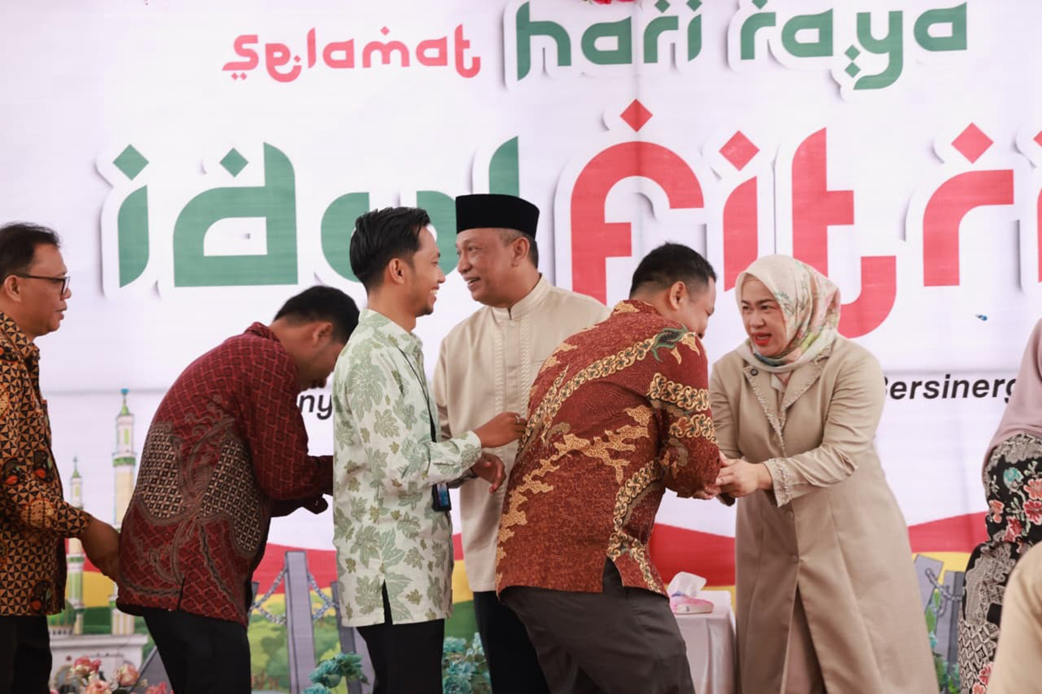 Bupati Rohul Anton ST MM bersama Ketua TP PKK Rohul dr Yeni Dwi Antin disalami masyarakat berbagai elemen saat menghadiri undangan silatuhrahmi.