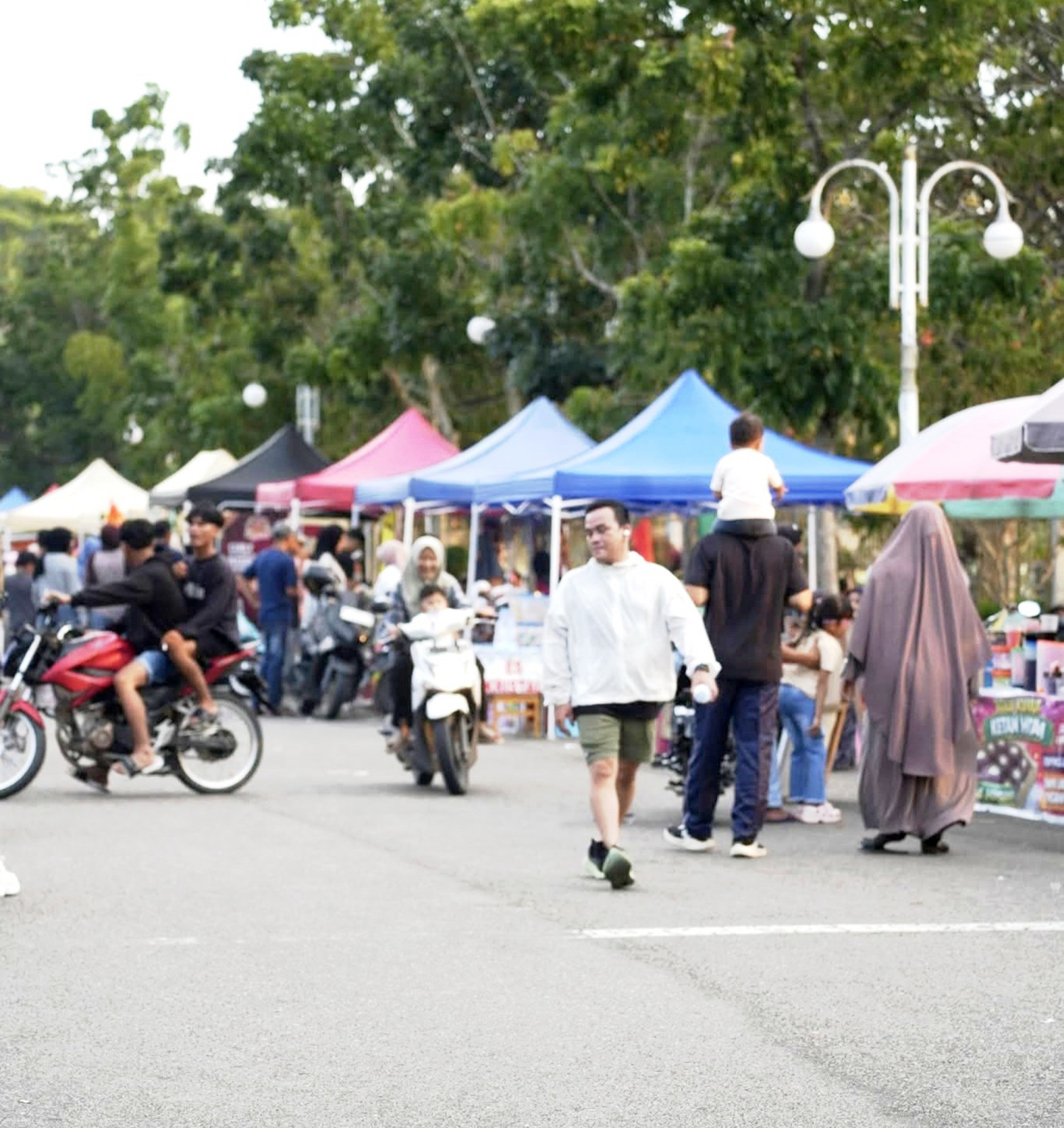 Kompleks perkantoran Bina Praja Pemda Rohul setiap petang ramai dikunjungi masyarakat dengan melakukan berbagai aktivitas.