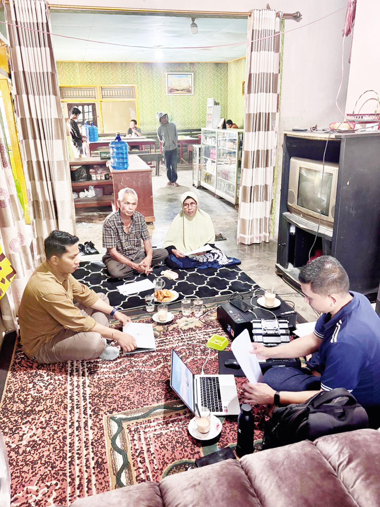 Khairuman, Junior Officer Perizinan dan Pertanahan PT PLN Persero UPP SBT 2 memberikan penjelasan kepada masyarakat yang menerima ganti rugi.
