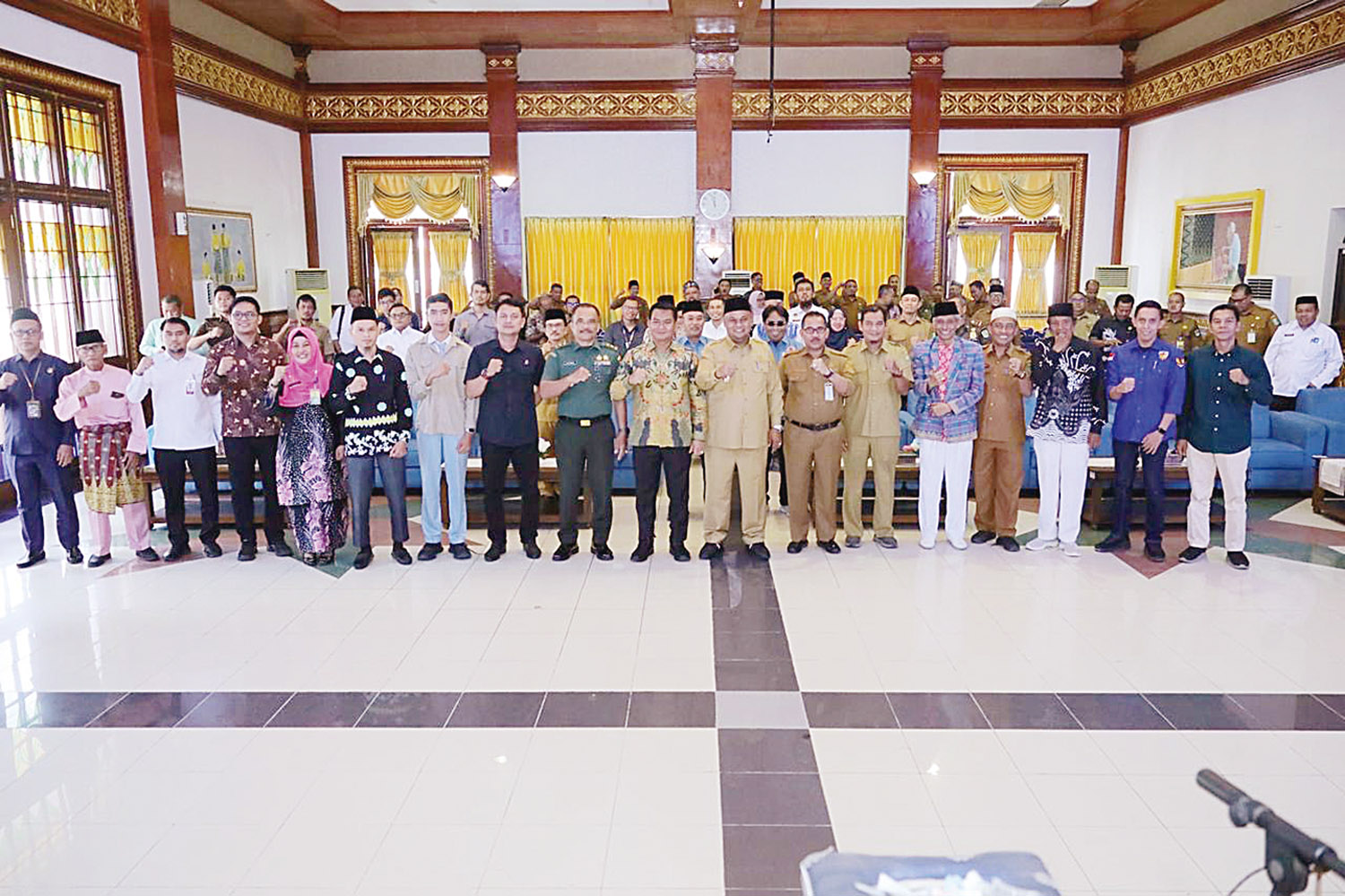 Wakil Bupati Siak Syamsurizal foto bersama usai menggelar Forum Konsultasi Publik Rancangan Awal RKPD Tahun 2027 di Ruang Rapat Raja Indra Pahlawan.