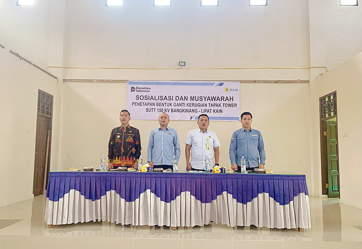 Camat Kampar Shendy Septian SE MM  dan Asman Pertanahan dan Umum PT (Persero) UPP Sumbagteng 2 Firnando dan Tim Kejaksaan Tinggi Riau berfoto bersama saat Sosialisasi dan Musyawarah.