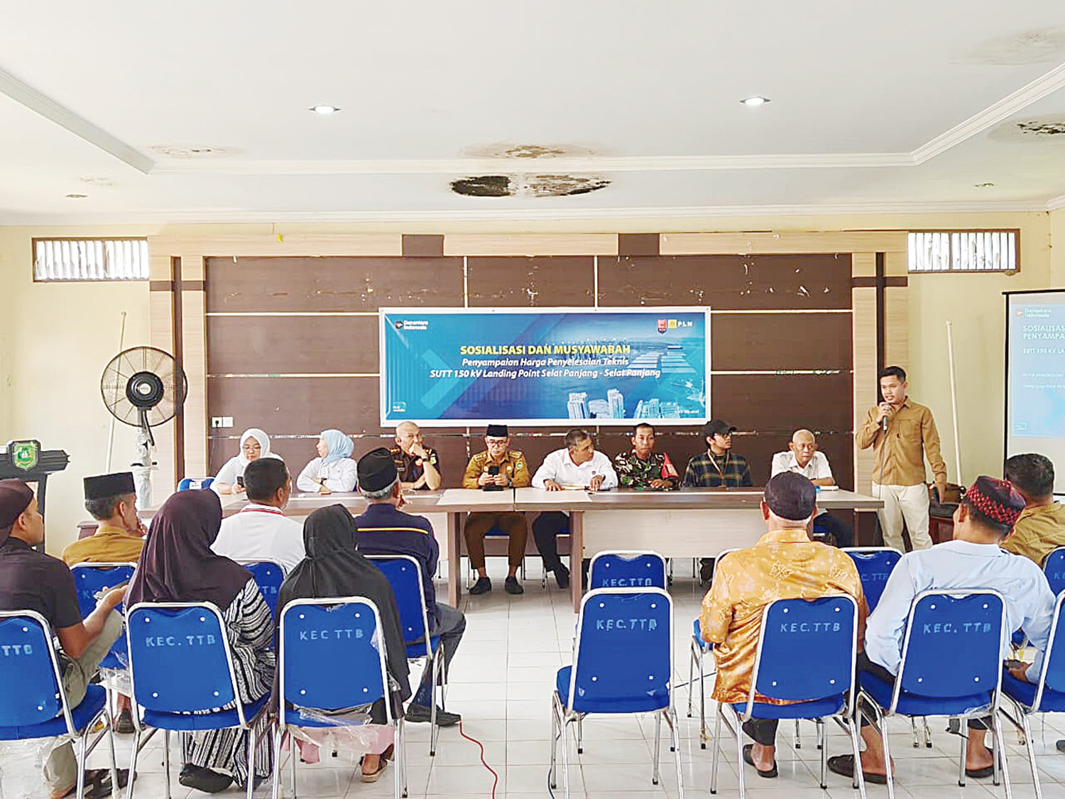 Perwakilan PLN saat melakukan sosialisasi dan musyawarah penyampaian harga penyelesaian teknis tapak tower SUTT 150 kV Landing Point Selat Panjang di Kantor Kecamatan Tebing Tinggi Barat.