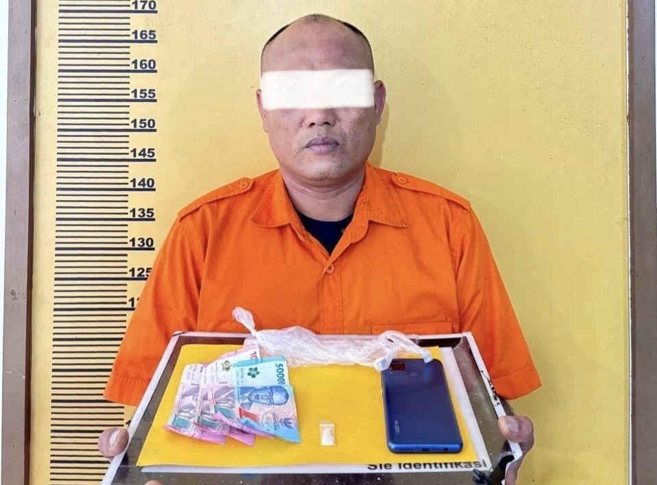Tersangka berinisial FS alias Sandi saat diamankan Satres Narkoba Polres Inhu, Jumat (27/3/2026).