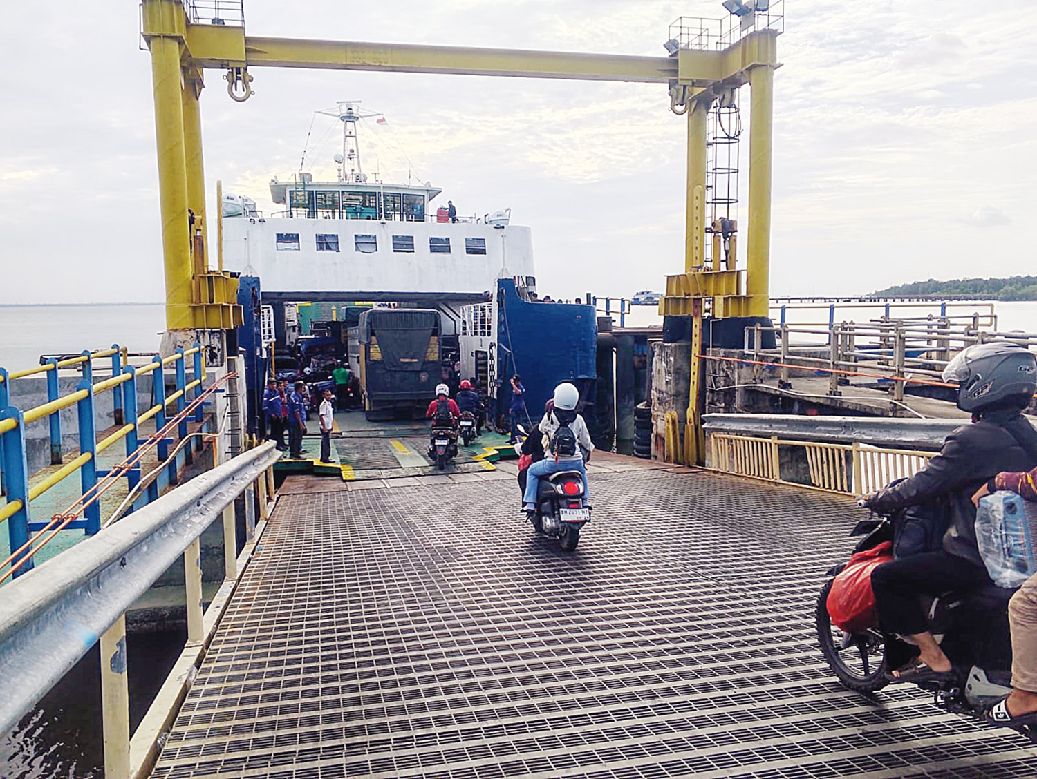 Pengendara sepeda motor saat memasuki kapal Ro-Ro di dermaga Air Putih Bengkalis dengan tertib dan tidak berdesakan, Kamis (26/3/2026). 