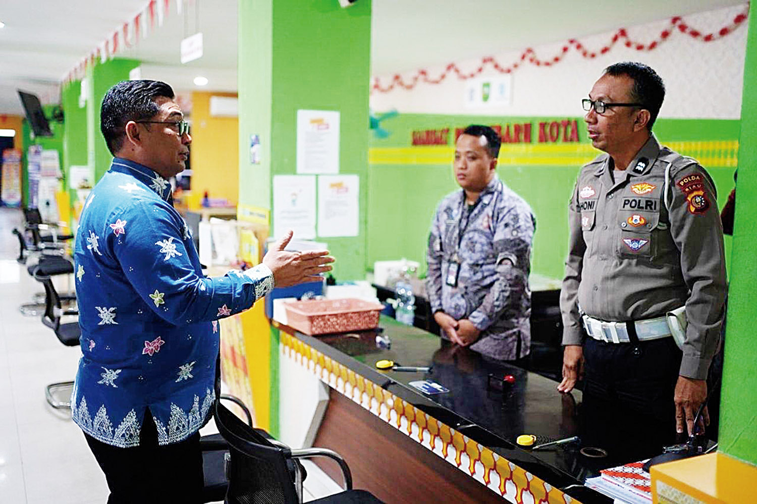 Sekdaprov Riau Syahrial Abdi saat meninjau pela&shy;yanan di Samsat Gajah Mada, Pekanbaru, Kamis (26/3/ 2026).