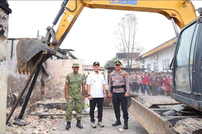 Wako Pekanbaru Agung Nugroho bersama Kapolresta Pekanbaru Kombes Pol Muharman Arta melakukan pengecekan di lokasi bekas terbakar asrama polisi di pintu angin, Jumat (27/3/2026). 