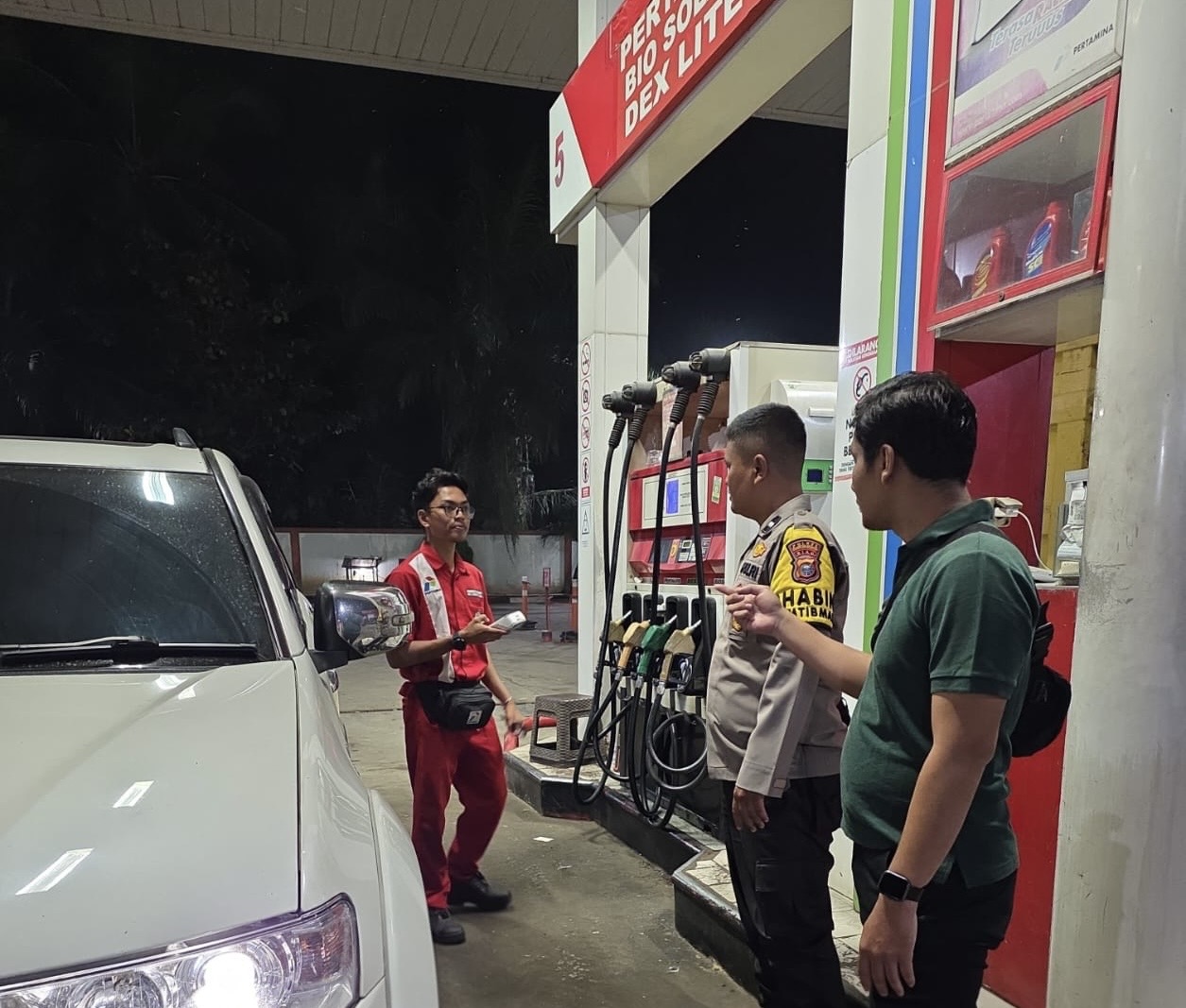 Kanit Reskrim Polsek Singingi Ipda Hezly Hezron Irmondo Panjaitan SH melakukan sistem pengisian BBM di SPBU Desa Logas Hilir, Singingi, Kuansing, Jumat (27/3/2026) malam.