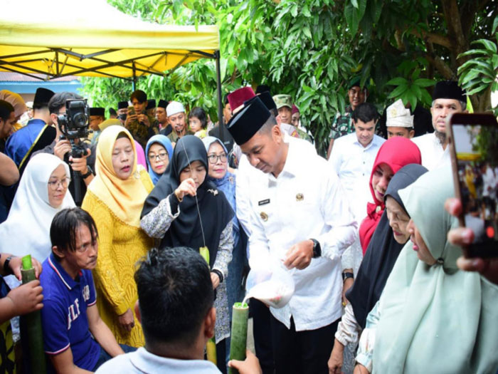 Bupati Kampar Ahmad Yuzar secara resmi membuka Festival Lomang yang digelar di Desa Pulau Lawas, Kecamatan Bangkinang, Jumat (27/3/2026).