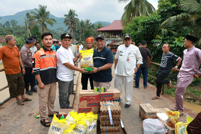 Pascabanjir, Bupati Rohul Anton ST MM tinjau kondisi lapangan dan serahkan bantuan sembako untuk kebutuhan dapur umum bagi masyarakat kepada Kades Cipang Kiri Hulu Maspuri, Jumat (27/3/2026). 