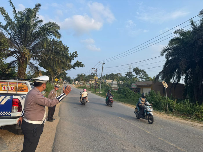 Personel Sat Lantas Polres Pelalawan mengatur arus lalu lintas di Jalintim Ukui dalam KRYD dan PJJ guna memastikan kelancaran arus balik dan antisipasi lakalantas, Jumat (27/3/2026).