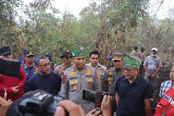 Kapolda Riau Irjen Pol Herry Heryawan bersama Akademisi Rocky Gerung saat meninjau proses pemadaman Karhutla di Kota Dumai, Jumat (27/3/2026).