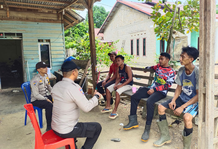 Personel Polsek Peranap saat memberi imbauan dan dampak bahaya PETI kepada warga Kelurahan Batu Rijal Hilir, Jumat (27/3/2026).
