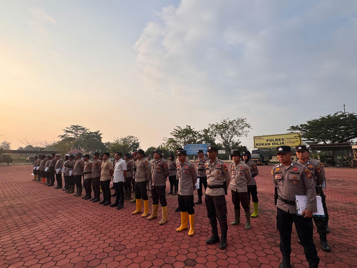 Puluhan personil Polres Rohil saat mengikuti apel terkait di BKO - kan ke sejumlah Polsek guna mendukung penanganan karhutla, di halaman apel Mapolres Rohil di Ujung Tanjung, Jumat (27/3/2026).